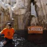 Roma, Ultima Generazione: colorata di nero l’acqua della fontana in piazza Navona