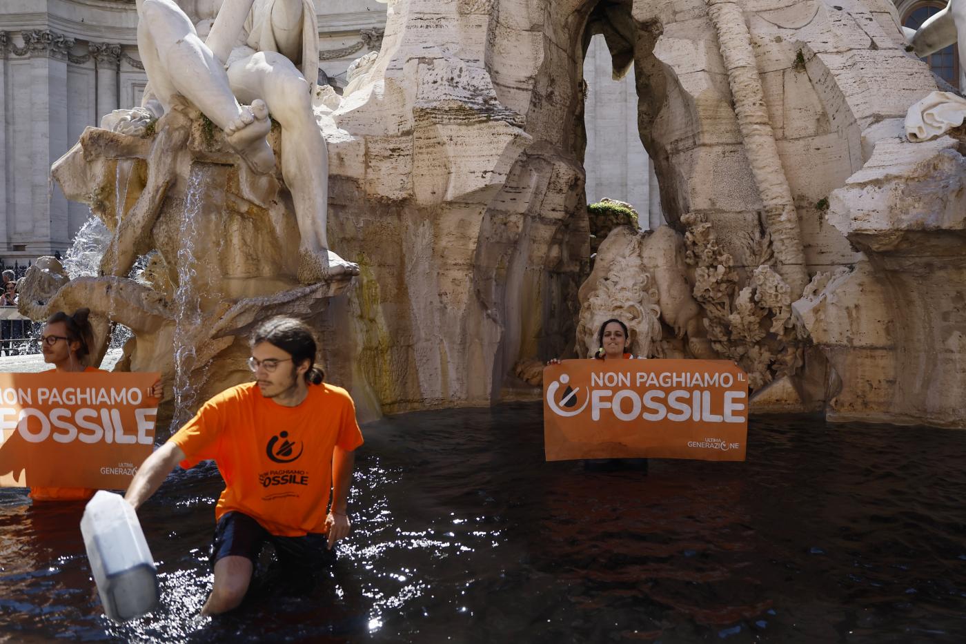 Roma, Ultima Generazione: colorata di nero l’acqua della fontana in piazza Navona Roma, Ultima Generazione: colorata di nero l’acqua della fontana in piazza Navona