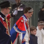 Re Carlo III, William e Kate a Westminster con Charlotte e Louis