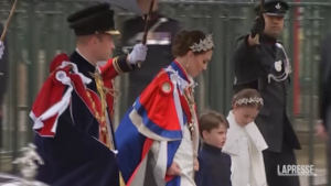 Re Carlo III, William e Kate a Westminster con Charlotte e Louis