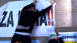Forza Italia, militanti tolgono striscione pro Ronzulli: “Ci sabotano”