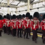 Re Carlo III, l’arrivo a Londra delle guardie reali per l’incoronazione