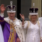 Re Carlo III, i sovrani si affacciano al balcone di Buckingham Palace