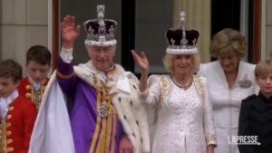 Re Carlo III, i sovrani si affacciano al balcone di Buckingham Palace