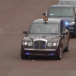 Re Carlo III, il sovrano in Rolls Royce verso Buckingham Palace