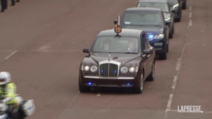 Re Carlo III, il sovrano in Rolls Royce verso Buckingham Palace