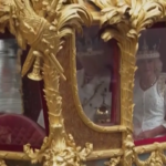 Re Carlo III, la coppia reale sfila in carrozza dopo l’incoronazione