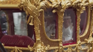 Re Carlo III, la coppia reale sfila in carrozza dopo l’incoronazione