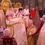 Re Carlo III, l’arcivescovo di Canterbury incorona il sovrano