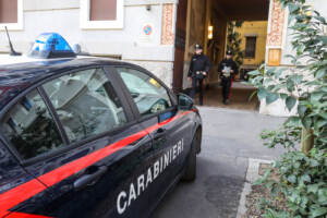 Carabinieri davanti all’abitazione di Silvia Panzeri ,in Via Castel Morrone a Milano.