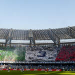 Il ‘Maradona’ accoglie il Napoli campione, curva con il tricolore e il ‘3’
