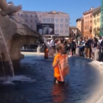 Roma, Ultima Generazione colora di nero l’acqua della Fontana del Bernini