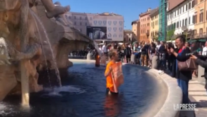 Roma, Ultima Generazione colora di nero l’acqua della Fontana del Bernini