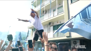 Napoli continua a festeggiare, rapper Clementino tra i tifosi