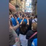 Continua la festa a Napoli, processione sotto il murale di Maradona