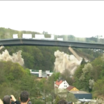 Germania, demolito ponte autostradale: centinaia i curiosi