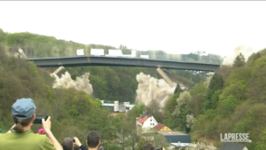 Germania, demolito ponte autostradale: centinaia i curiosi