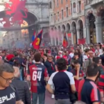 Genova, esplode la festa rossoblu per la promozione in A
