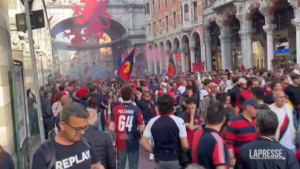 Genova, esplode la festa rossoblu per la promozione in A