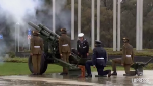 Re Carlo III, in Australia colpi di cannone per festeggiare l’incoronazione