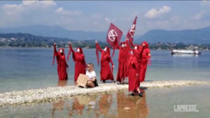 Lago di Garda, la protesta di Extinction Rebellion per il livello delle acque