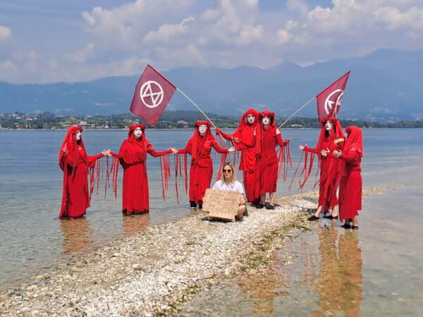 Lago di Garda, azione attivisti clima: arrivano forze dell’ordine