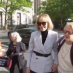 Usa, Trump accusato di stupro: E. Jean Carroll arriva in tribunale