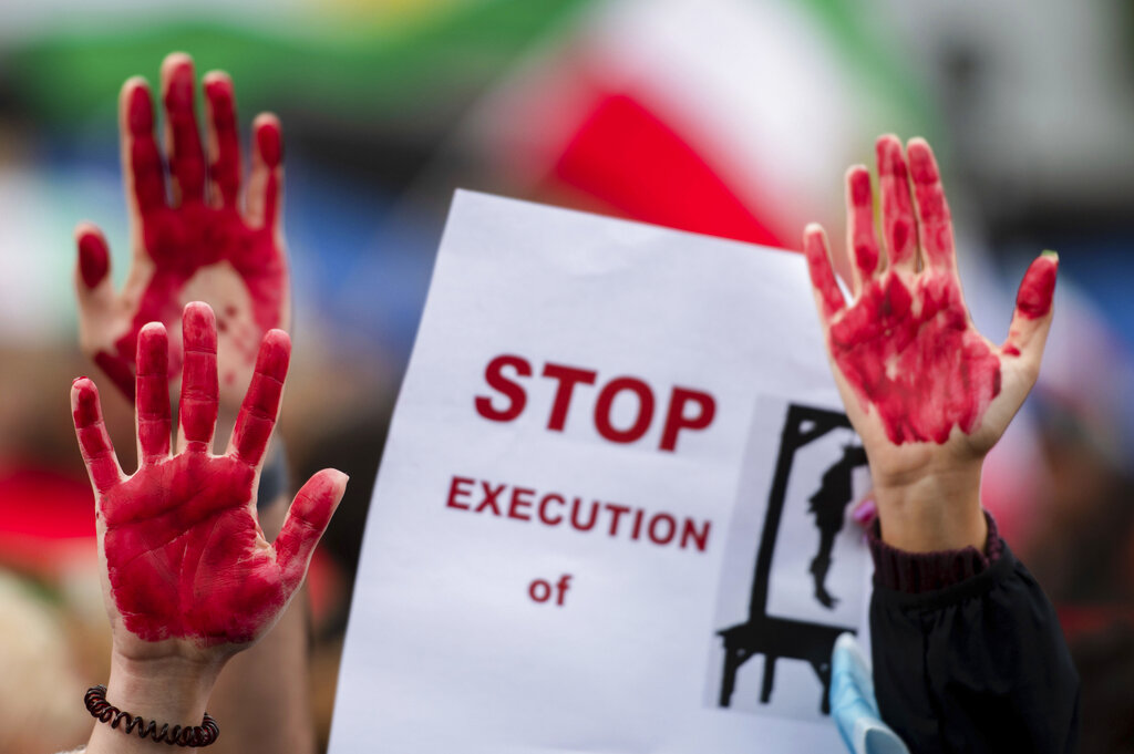 Iran, impiccati 2 uomini condannati per blasfemia Iran, impiccati 2 uomini condannati per blasfemia