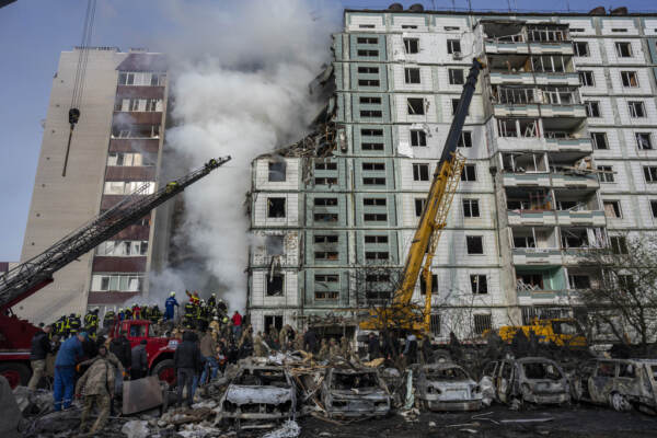 Ucraina, attacchi aerei su Kiev e Odessa: danni e feriti