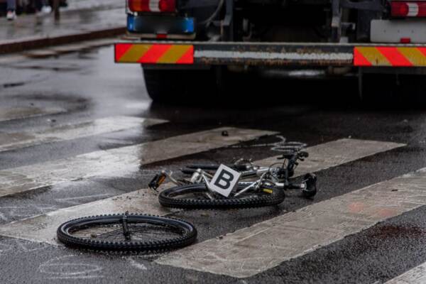 Milano, scontro tir-bici: muore ciclista