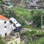 Salerno, bus precipita in scarpata a Ravello: morto l’autista