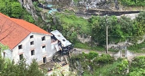 Salerno, bus precipita in scarpata a Ravello: morto l’autista