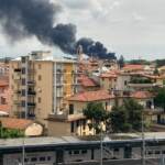 Varese, incendio a Ceriano Laghetto: alta colonna di fumo
