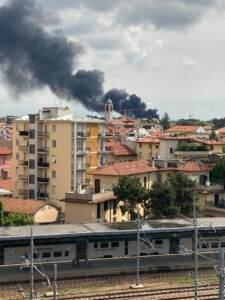 Varese, incendio a Ceriano Laghetto: alta colonna di fumo