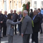 Schlein commemora Aldo Moro con foulard “Partigiani Cristiani”