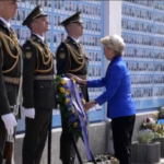 Ucraina, von der Leyen visita il Muro della Memoria di Kiev