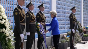 Ucraina, von der Leyen visita il Muro della Memoria di Kiev