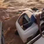 Kenya, lo spettacolare salvataggio di un autista intrappolato nel suo camion