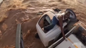 Kenya, lo spettacolare salvataggio di un autista intrappolato nel suo camion