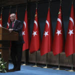 Turchia, Erdogan annuncia aumento stipendi a 5 giorni da elezioni