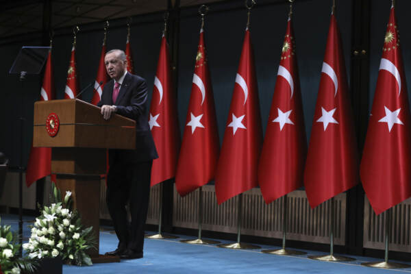 Turchia, Erdogan annuncia aumento stipendi a 5 giorni da elezioni