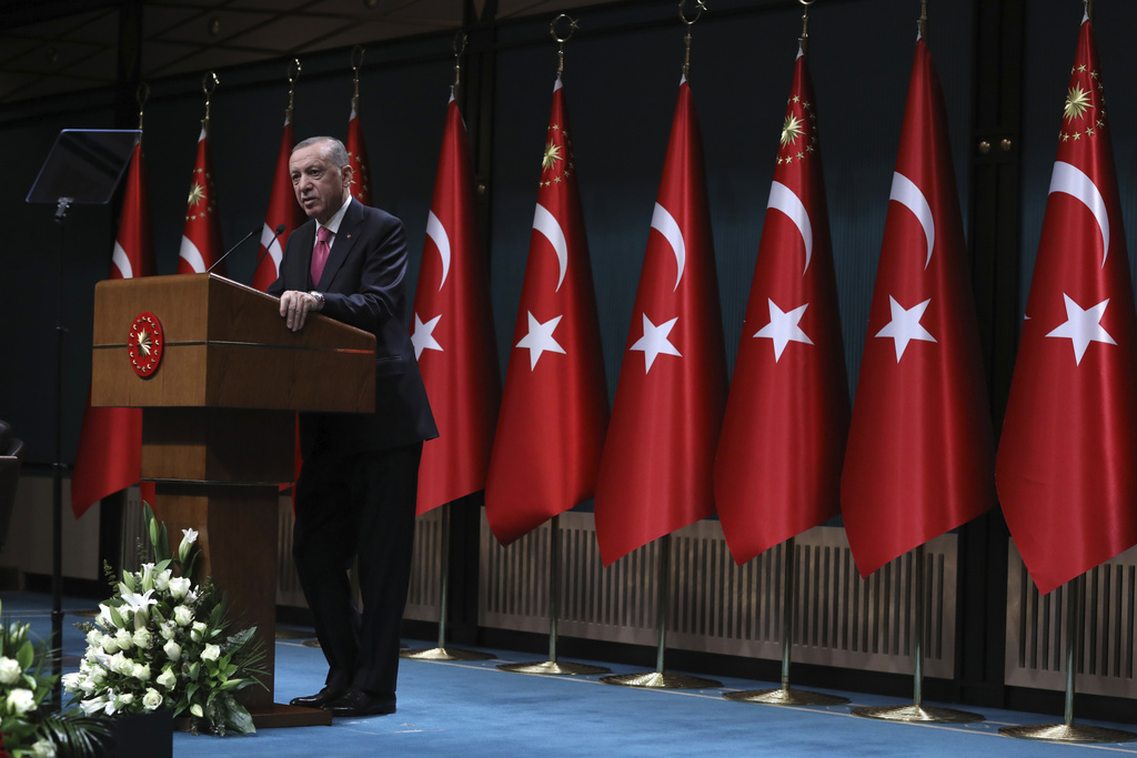 Turchia, Erdogan annuncia aumento stipendi a 5 giorni da elezioni Turchia, Erdogan annuncia aumento stipendi a 5 giorni da elezioni