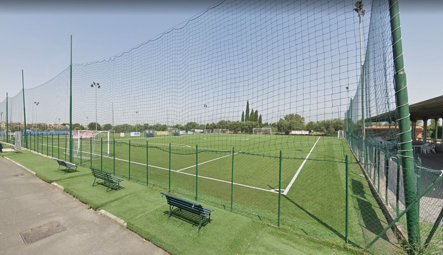 Roma, bomba carta dopo partita di calcio amatoriale: 3 feriti