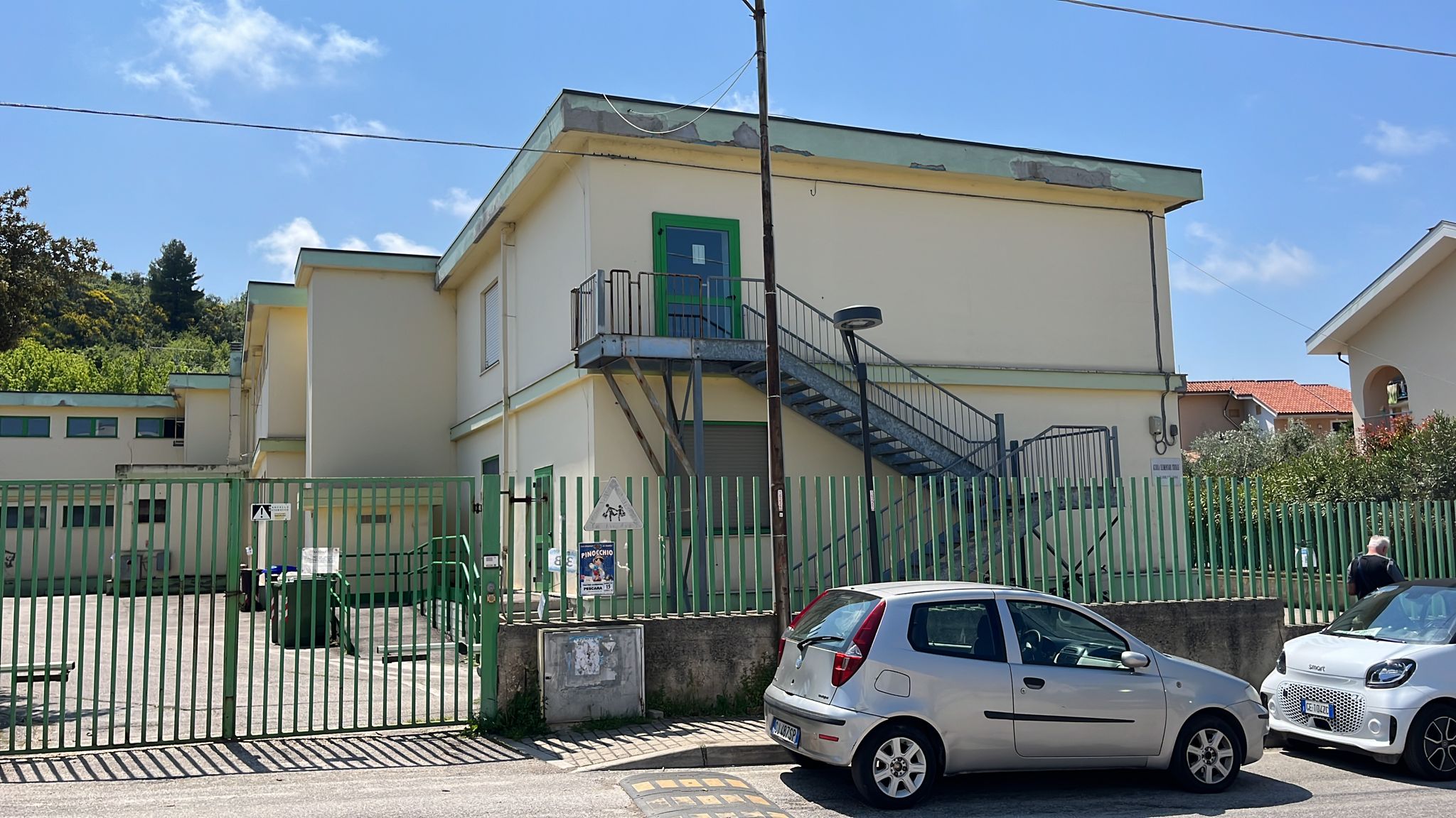 Pescara, 12enne cade dal balcone: è grave Pescara, 12enne cade dal balcone: è grave