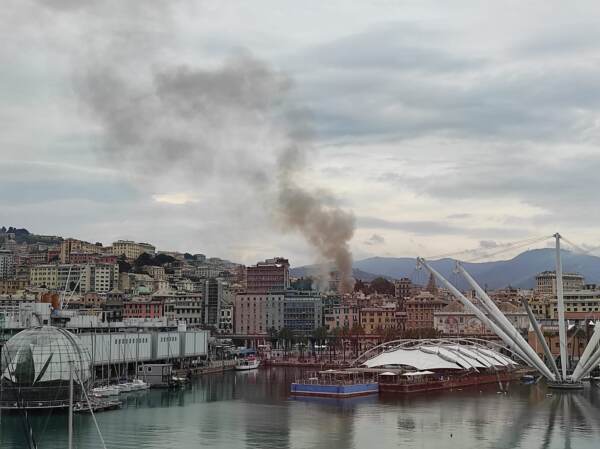 Genova, fiamme in palazzo del centro storico