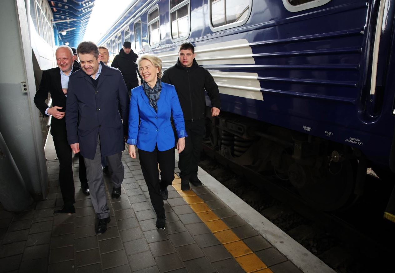 Ucraina, von der Leyen a Kiev: “Qui vengono difesi valori Ue”