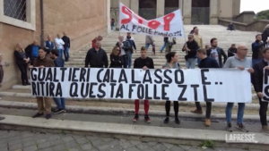 Roma, protesta in Campidoglio contro la nuova ztl