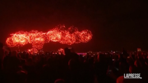 Russia, i fuochi d’artificio illuminano il cielo di Mosca