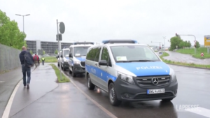 Germania, spari in stabilimento Mercedes: due morti