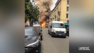 Incendio Milano, il momento della violenta esplosione